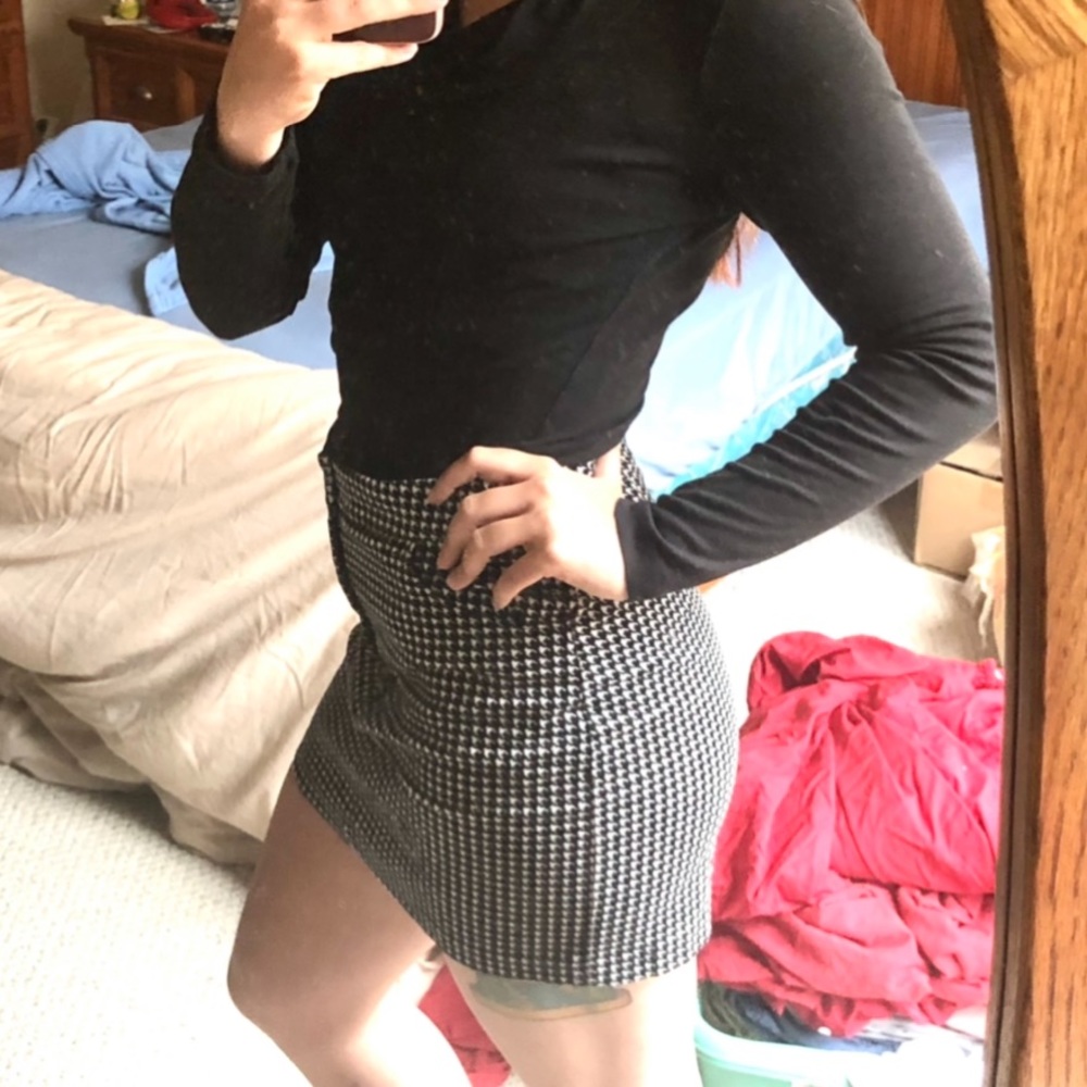 Black and white skirt with pockets